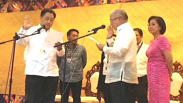 NEW BOC CHIEF. Finance Secretary Cesar Purisima (Left) administers the oath on new Customs Commissioner Alberto Lina on April 24, 2015. Photo from the DOF 