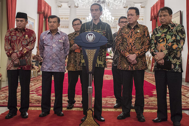 Presiden Jokowi memberikan keterangan pers usai pimpin rapat dengan kepala lembaga negara perihal proposal revisi UU Terorisme di Istana Negara, 19 Januari 2016. Foto oleh Antara 