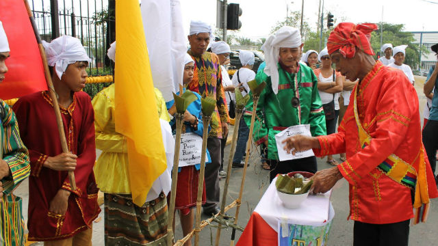 INCLUSIVE. Lumads ask for an enlightened Congress to include rights of indigenous peoples in the BBL. Photo from Mindanao People's Peace Movement  