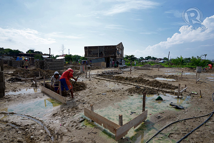 SLOW RECOVERY. Residents who received construction materials start to rebuild their homes a year after the Zamboanga siege. Photo by LeAnne Jazul/Rappler