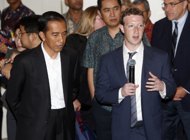FACEBOOK FRIENDS? Facebook CEO and founder Mark Zuckerberg (R) and Indonesian President-elect Joko Widodo (L) in Jakarta on October 13, 2014. Photo by Adi Weda/EPA