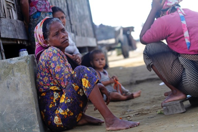 Warga Rohingya di sebuah kamp pengungsian di Sittwe, di negara bagian Rakhine, Myanmar, pada 13 November 2014. Foto oleh Nyunt Win/EPA 