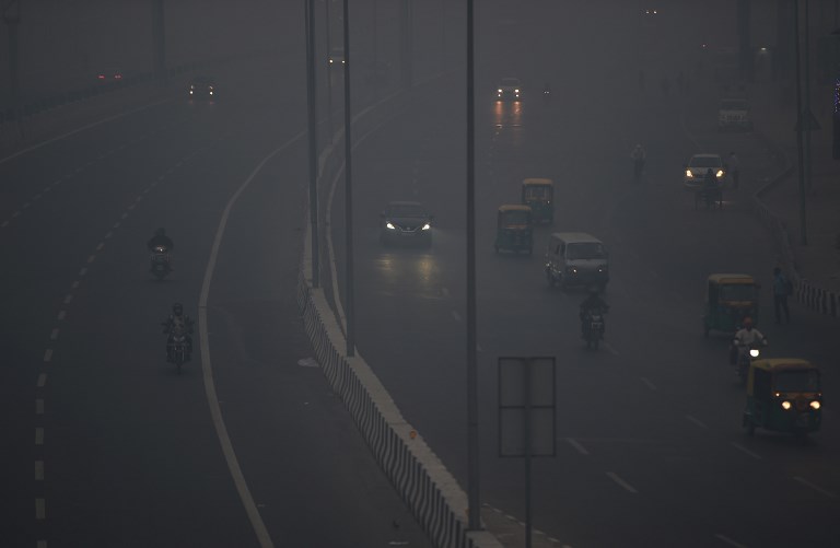 TOXIC. Commuters travel amid heavy smog in New Delhi on November 8, 2018. Photo by
Money Sharma/ AFP  