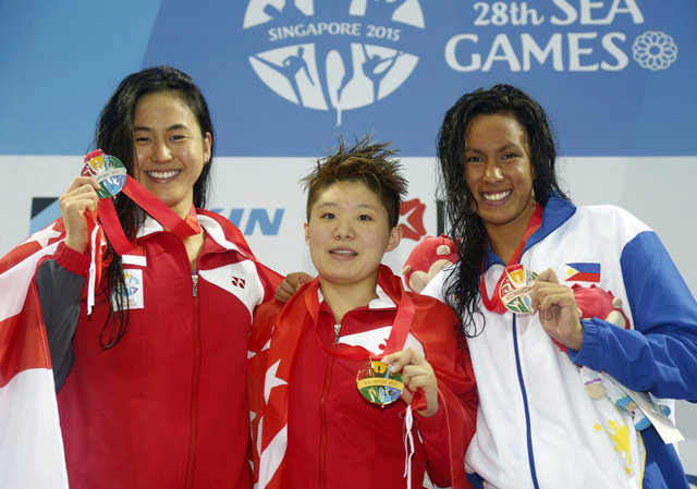 Jasmine Alkhaldi (R) shows off her bronze medal from the 2015 SEA Games. Photo by Singapore SEA Games Organising Committee/Action Images via Reuters   