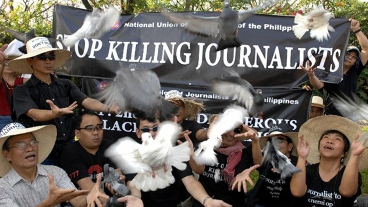 MEDIA KILLINGS. Filipino journalists release doves in Manila to symbolize press freedom in the face of the rash of killings of media personnel. File photo by Jay Directo/AFP