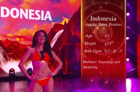 Penampilan Ariska Putri Pertiwi di sesi swimsuit. Ia tampil cantik dengan mengenakan two pieces swimsuit berwarna merah menyala. Foto dari screen capture Facebook Live MGI 2016. 