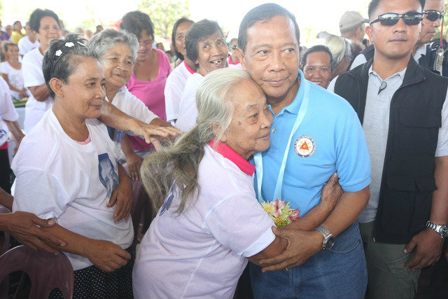 'DIRECT CAMPAIGNING.' Vice President Jejomar Binay shuns the national airwaves and opts for quiet retail campaigning. File photo courtesy of OVP  