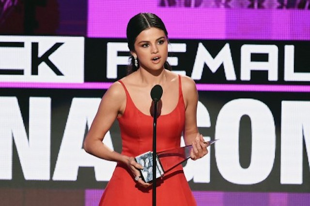 Selena saat menyampaikan pidato emosionalnya di ajang 'AMAs 2016' usai menerima piala untuk kategori Favorite Pop/Rock Female Artist. Foto oleh Kevin Winter/Getty Images/AFP. 
