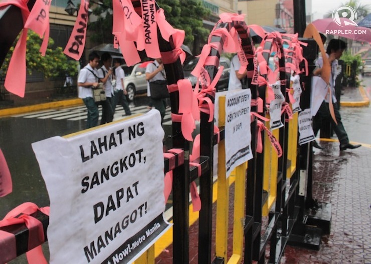 FILED. Groups hold a peach ribbon protest calling for the impeachment of President Benigno Aquino III. Photo by Joel Leporada/Rappler