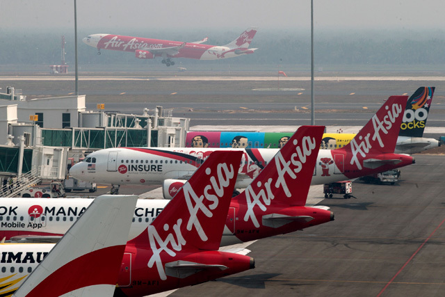 Pesawat AirAsia berjejer di bandara. Foto oleh EPA