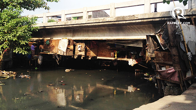 RISKY PLACE. Shelters made of scrap wood hang only a few feet above the water of Estero de Pandacan. 