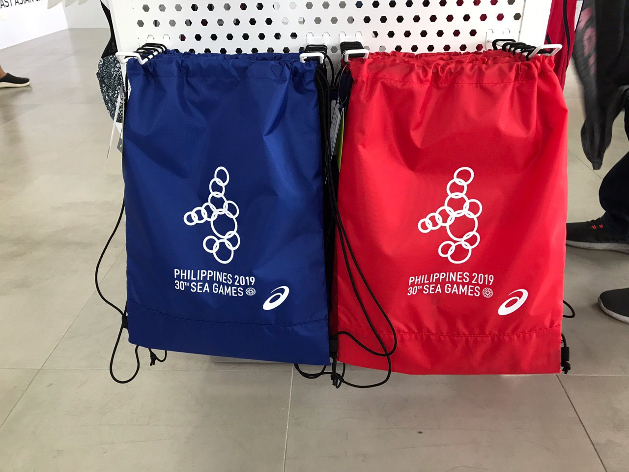 LIGHTWEIGHT. The Asics drawstring bag comes in blue and red. Photo by Beatrice Go/Rappler  