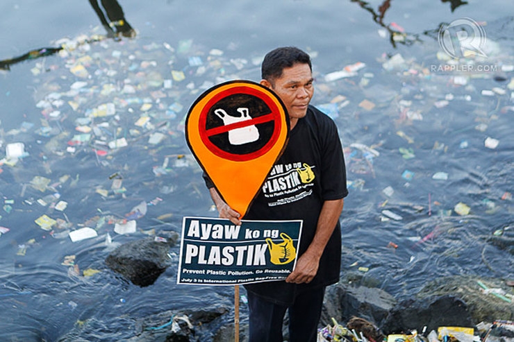PLASTIC POLLUTION. A volunteer says 'no' to plastic pollution during a clean-up drive in Manila Bay. Photo by AC Dimatatac/Rappler 