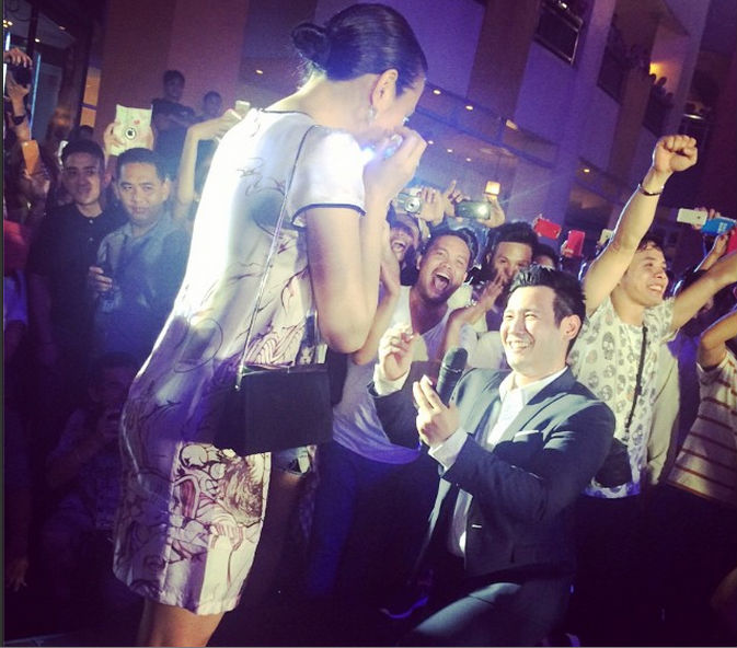 DANCE OF HIS LIFE. John Prats pops the question to girlfriend Isabel Oli during a flashmob in Eastwood last September. Photo from Instagram/@niceprintphotography