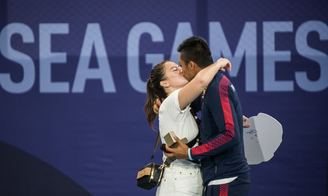 SWEET CONSOLATION. Ruben Gonzales and Michele Bumgarner seal their engagement with a kiss. Photo by Lisa Marie P. David/Rappler  