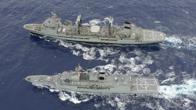 LOOKING FOR MH370. This handout photo taken on April 1, 2014 by Australian Defence shows HMAS Toowoomba (bottom) conducting a replenishment at sea with HMAS Success (top) during the search for missing Malaysia Airlines flight MH370 in the southern Indian Ocean. Photo from AFP/ Australian Defence/ Abis Chris Beerens