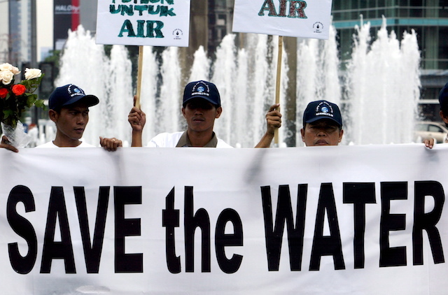Aktivis berkampanye pada Hari Air Dunia yang betertemakan "Mengatasi Kelangkaan Air" pada 22 Maret 2007. Foto oleh Mast Irham/EPA 