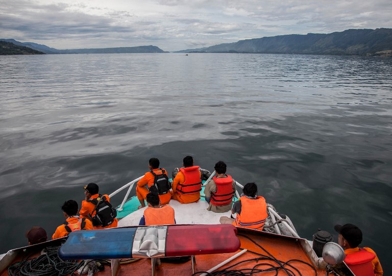 PENCARIAN. Tim SAR menyusuri Danau Toba untuk melakukan pencarian korban tenggelamnya KM Sinar Bangun yang masih hilang. Foto oleh Ivan Damanik/AFP 