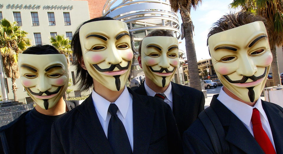 Para peretas yang tergabung dalam kelompok Anonymous mengenakan topeng Guy Fawkes. Foto dari Facebook.com/anonews.co 