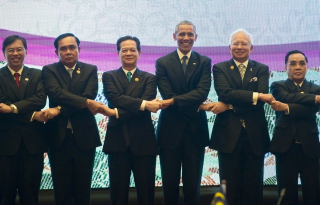 STRONGER TIES. US President Barack Obama poses with ASEAN leaders during the ASEAN-US Summit in Kuala Lumpur, Malaysia on November 21, 2015. Photo by Saul Loeb/AFP 
