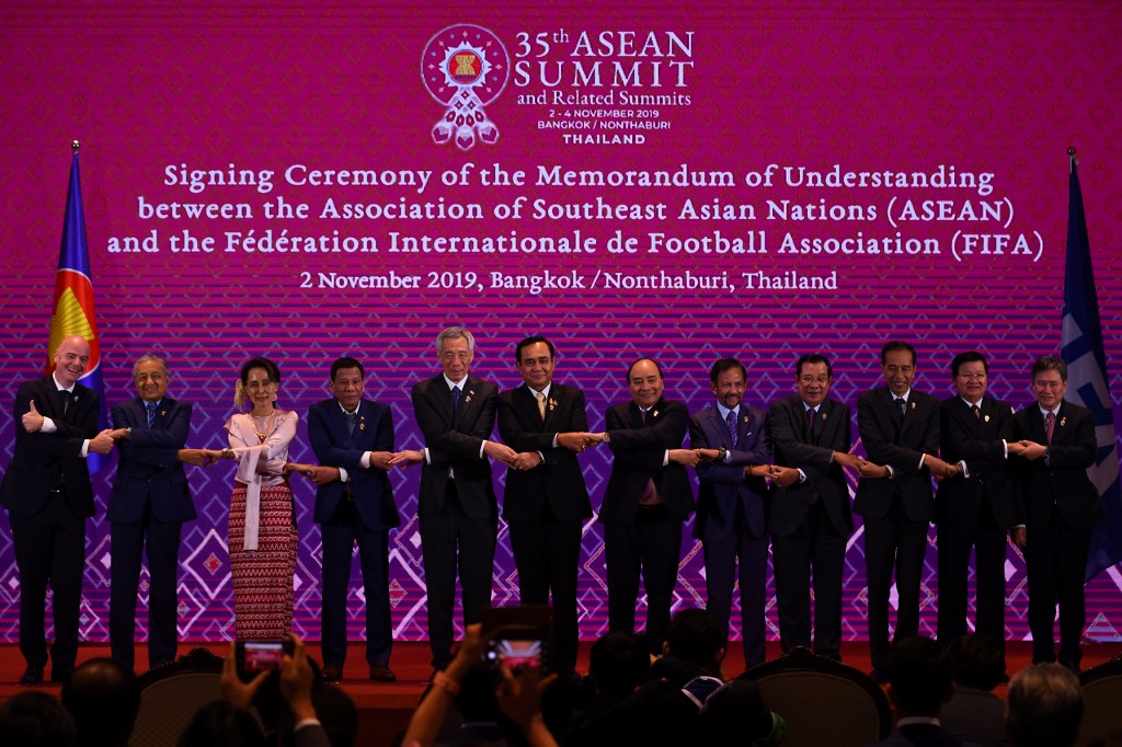 2019 ASEAN SUMMIT. Association of Southeast Asian Nations leaders link hands with FIFA President Gianni Infantino (L) and ASEAN Secretary General Lim Jock Hoi (R) following a signing ceremony during the organisation's 35th ASEAN summit in Bangkok on November 2, 2019. AFP photo 