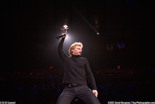 Jon Bon Jovi dalam konser 12-12-12. Foto oleh BonJovi.com 