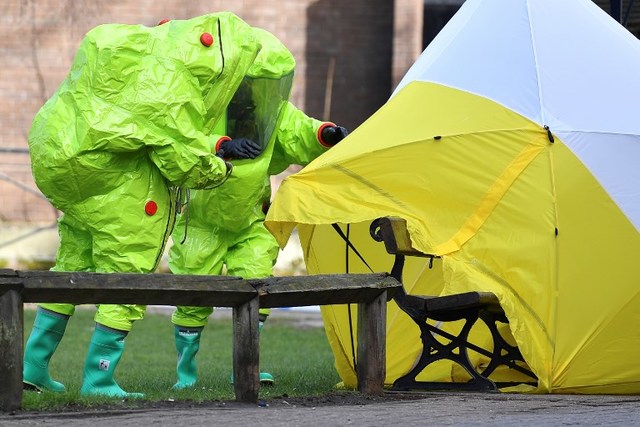 SCENE OF CRIME. In this file photo taken on March 8, members of the emergency services in green biohazard encapsulated suits fix the tent over the bench where former Russian spy Sergei Skripal and his daughter Yulia were found on March 4 in critical condition at The Maltings shopping centre in Salisbury, southern England. File photo by Ben Stansall/AFP 