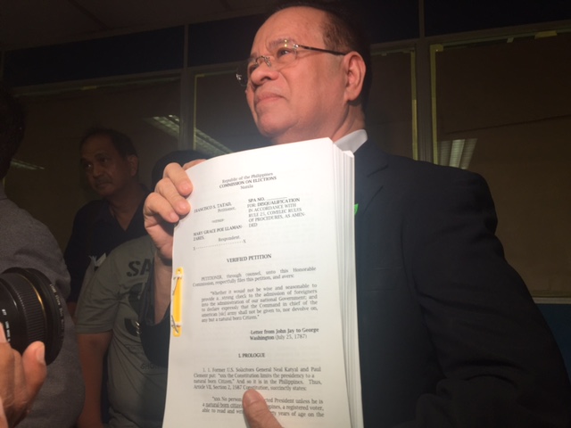 PETITION. Former Senator Francisco 'Kit' Tatad files a 218-page disqualification complaint against presidential polls front runner Grace Poe before the Commission on Elections on Monday, October 19. File photo by Camille Elemia/Rappler 