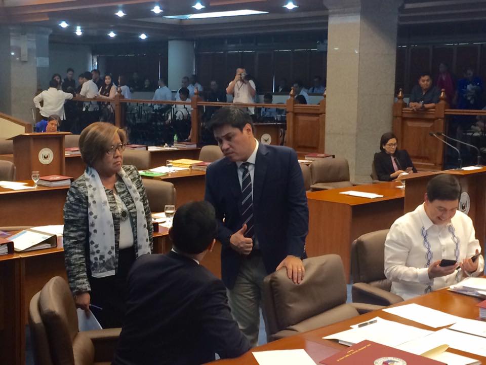 CAUCUS. Senators Leila de Lima, Antonio Trillanes IV and Juan Miguel Zubiri talk inside the session hall after the 'tense' caucus on whether or not to reopen the Senate investigation into the Davao Death Squad. Photo by Lian Buan/Rappler  