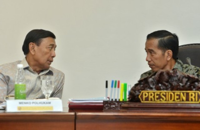 Presiden Joko Widodo dan Menko Polhukam Wiranto di Kantor Presiden, Jakarta, Senin (24/10). Foto oleh Yudhi Mahatma/ANTARA 