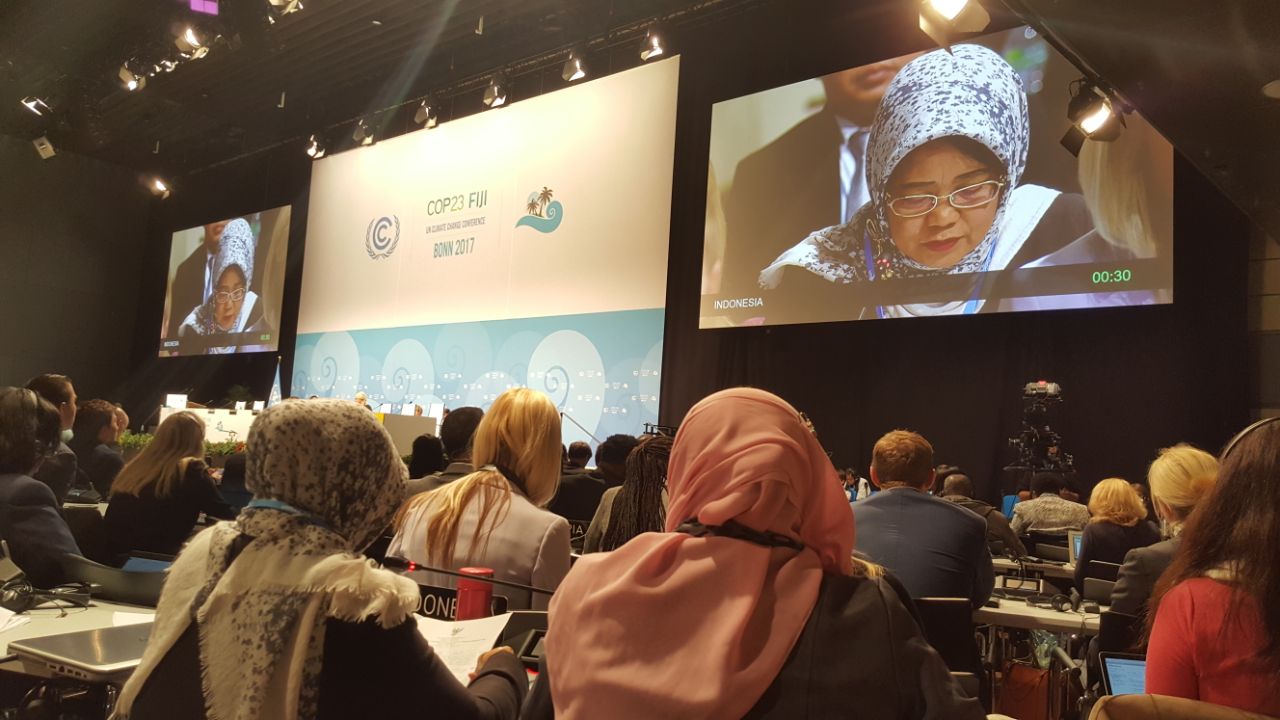 Dirjen Pengendalian Perubahan Iklim KLHK Nur Masripatin menyampaikan posisi Indonesia di Forum Negosiasi COP 23 di Bula Zone. Foto: Sekretariat Delri 