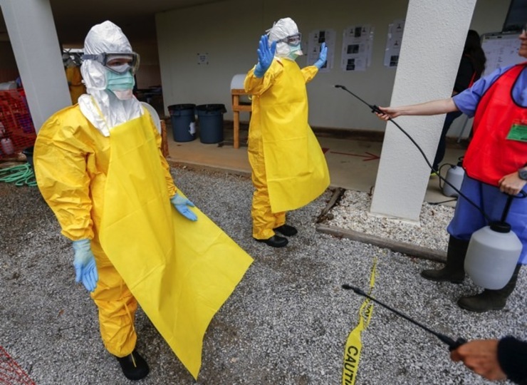 TRAINING. Students wearing personal protective equipment participate in a Centers for Disease Control and Prevention (CDC) training session facility for healthcare workers treating Ebola virus victims in Anniston, Alabama, USA, October 15, 2014. File photo by Erik S. Lesser/EPA