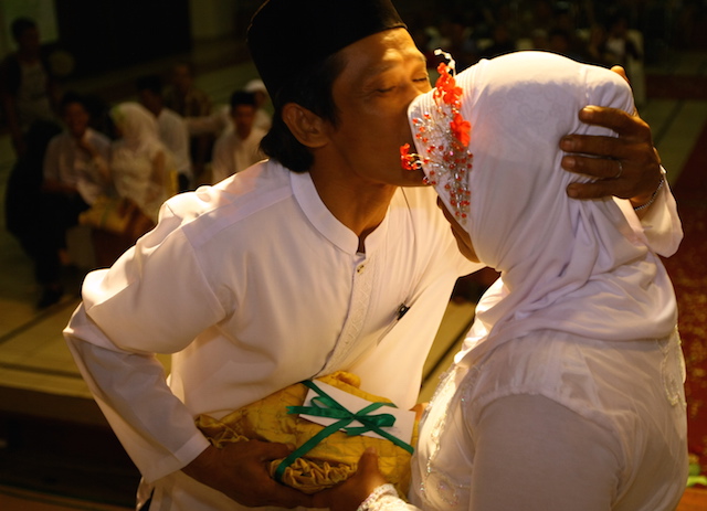 MARRIED. An Indonesian man kisses his bride during a marriage ceremony in Jakarta. File photo by EPA 