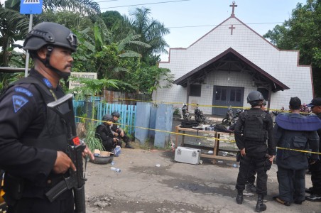 LEDKAN BOM. Personel Brimob Polda Kaltim mengamankan lokasi ledakan bom di Gereja Oikumene Kecamatan Loa Janan Ilir, Samarinda, Kalimantan Timur, Minggu, 13 November. Foto oleh Amirulloh/ANTARA 