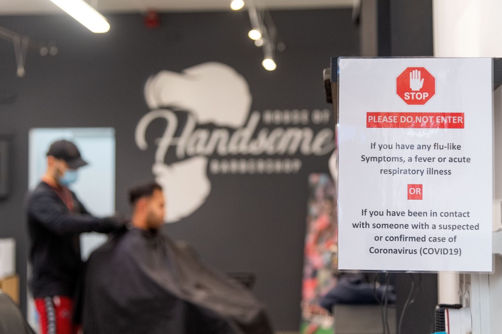 NEW NORMAL. A sign is displayed at a barber shop in Wellington on May 14, 2020. Photo by Marty Melville/AFP 