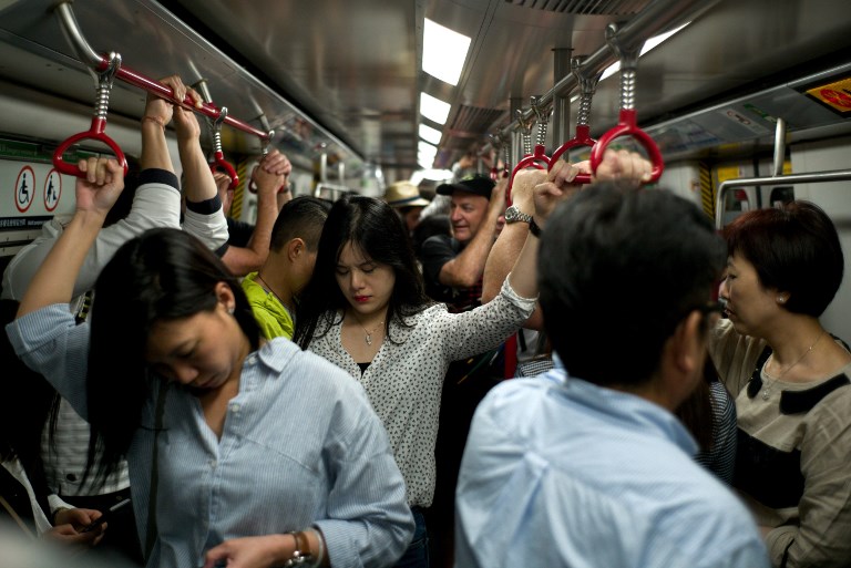 CROWDED. People ride a train on Hong Kong's subway system. Photo by
Aaron Tam/AFP  