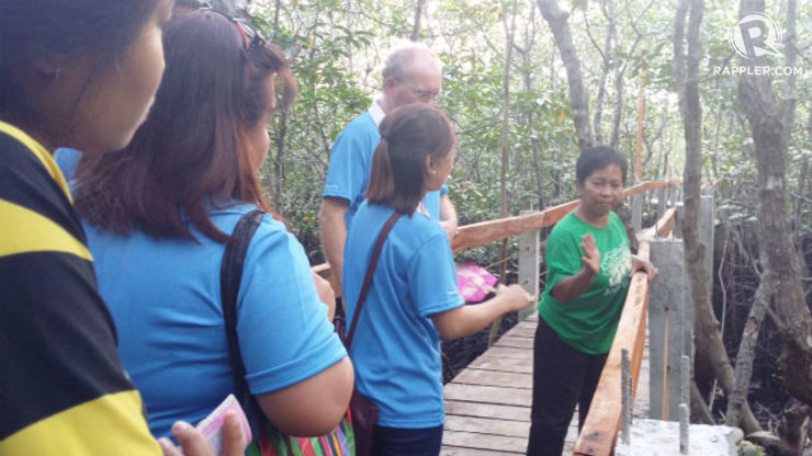ECO-TOURISM. Local tour guide Juanita Kristal shows visiting entrepreneurs some of the mangrove species in the forest. All photos by David Lozada/ Rappler