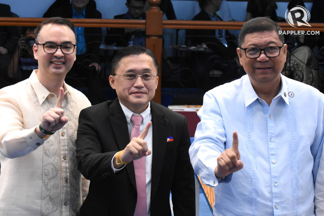 'WE WIN AS ONE.' Cayetano, Senator Bong Go, and PSC chairman Butch Ramirez pose before the start of the floor deliberations on the proposed PSC budget in 2020 on November 19, 2019. Photo by Angie de Silva/Rappler  