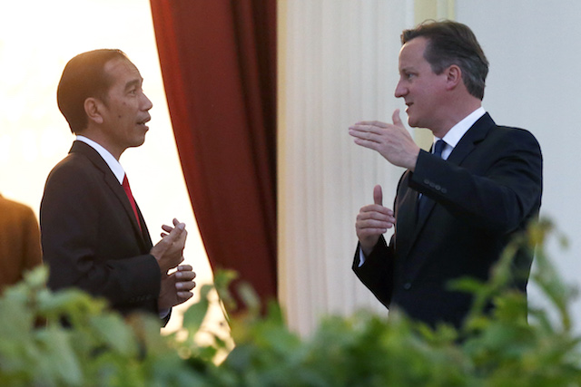 Presiden Indonesia Joko Widodo dan PM Inggris David Cameron berbincang-bincang di Istana Presiden, 27 Juli. Cameron mengunjungi Indonesia untuk meningkatkan kerja sama ekonomi antara kedua negara. Foto oleh Mast Irham/EPA 