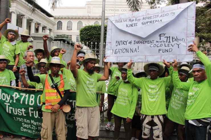 FIGHT FOR COCO LEVY. Coconut farmers drop by the Supreme Court during their march to demand for a coconut levy trust fund. Photo by Joel Leporada/Rappler