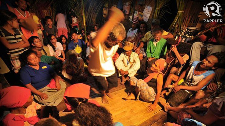 POSSESSED. Surrounded by other members of the Abelling council, villagers and visitors, a council member leads the dancing during the ritual. All photos by Dax Simbol/Rappler