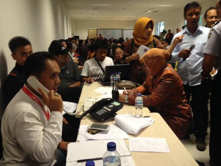 Walikota Surabaya Tri Rismaharini mendata diri korban AirAsia QZ8501 di Crisis Center Bandara Juanda, pada 29 Desember 2014. Foto oleh Kartika Ikawati/Rappler