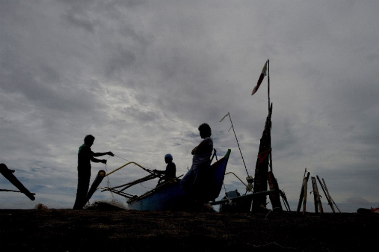 WORK NEEDED. Fishermen prepare their fishing net along a shore in Tacloban on the eastern island of Leyte on October 16, 2014. Tacloban was devastated by Super Typhoon Yolanda (Haiyan) on November 8, 2013. Photo by Noel Celis/AFP