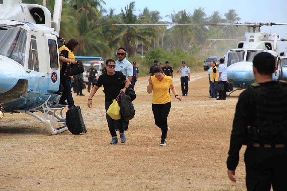 PRESIDENTIAL SISTER. Kris Aquino, President Benigno Aquino III's youngest sister, is flown to a Liberal Party sortie in Cebu on April 19 using a presidential chopper. Photo from Aviator Pinoy's Facebook page  