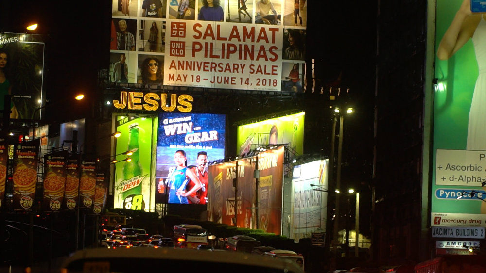 GLARING. Some drivers complain that LED billboards are too bright. Photo by Naoki Mengua/Rappler  