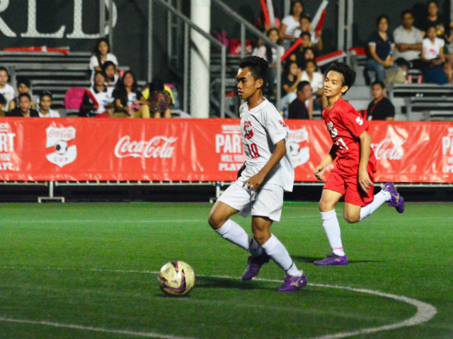 Gerry Lopez in white blazes past Ivan Maesa for a goal. Photo by Bob Guerrero/Rappler