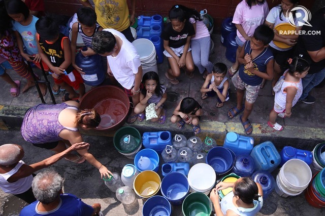 WATER CRISIS. Metro Manila residents line up for water amid a shortage of supply. Photo by Darren Langit/Rappler 