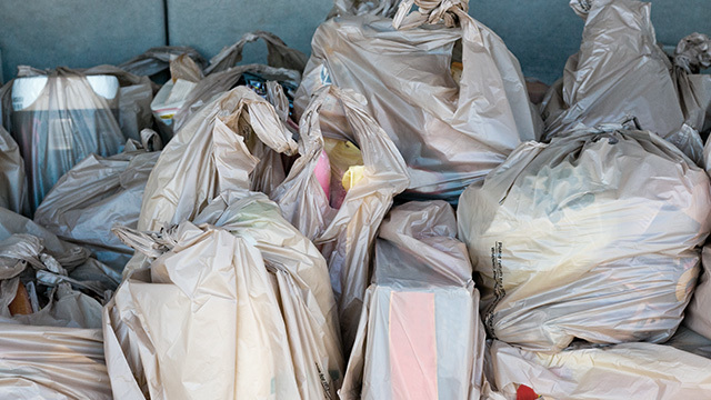 KANTUNG PLASTIK. Saatnya berkontribusi mengurangi konsumsi kantung plastik dengan menggunakannya kembali. Foto oleh Rappler 
