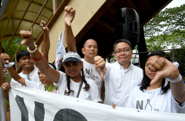 ATENEO VS KILLINGS. Ateneo de Manila University president Father Jose Ramon Villarin (2nd from right) and activist priest Father Robert Reyes (3rd) join a rally against killings, held outside the Ateneo de Manila gates on May 19, 2017. Photo by Angie de Silva/Rappler 