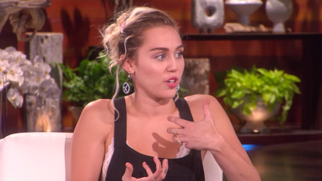 Miley bercerita soal cincin di jari kirinya saat tampil di program televisi Ellen Show. Foto dari screen capture akun youtube Ellen Show. 